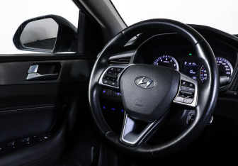 Подержанный автомобиль Hyundai Sonata 2019 года (13 фото)