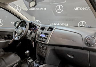 Подержанный автомобиль Renault Logan Sedan 2022 года (11 фото)