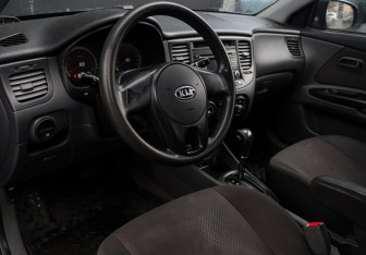 Подержанный автомобиль Kia Rio Sedan 2010 года (11 фото)