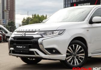 Подержанный автомобиль Mitsubishi Outlander 2022 года (14 фото)