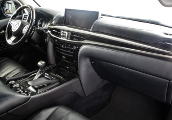 Подержанный автомобиль Lexus LX 2016 года (10 фото)