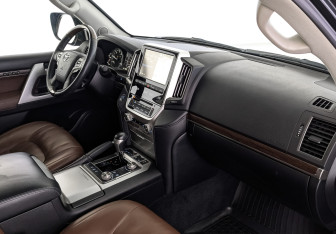 Подержанный автомобиль Toyota Land Cruiser Suv 2016 года (13 фото)