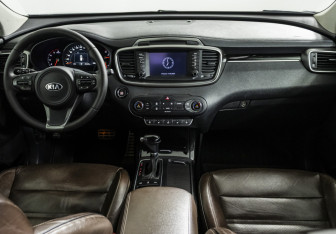 Подержанный автомобиль Kia Sorento 2017 года (12 фото)