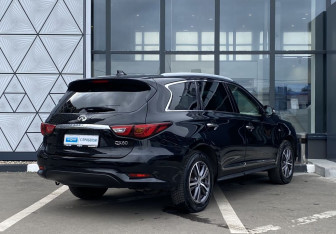 Подержанный автомобиль Infiniti QX60 2017 года (5 фото)