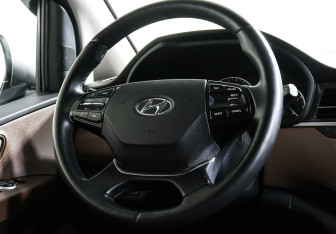 Подержанный автомобиль Hyundai Grand Starex 2019 года (14 фото)