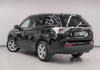 Подержанный автомобиль Mitsubishi Outlander 2014 года (7 фото)
