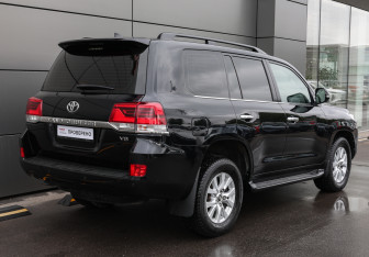 Подержанный автомобиль Toyota Land Cruiser Suv 2018 года (5 фото)