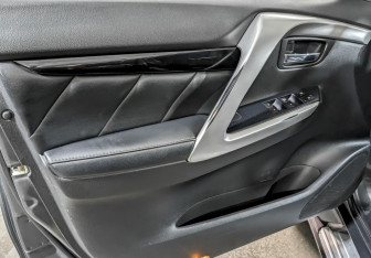 Подержанный автомобиль Mitsubishi Pajero Sport 2018 года (19 фото)