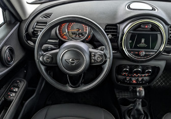 Подержанный автомобиль MINI Clubman Wagon 2018 года (30 фото)