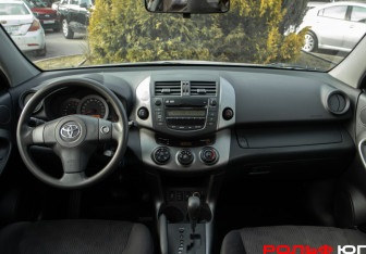 Подержанный автомобиль Toyota RAV4 2009 года (11 фото)