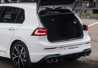 Подержанный автомобиль Volkswagen Golf R Hatchback 2021 года (23 фото)