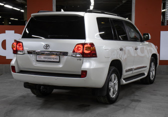 Подержанный автомобиль Toyota Land Cruiser Suv 2013 года (5 фото)