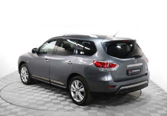 Подержанный автомобиль Nissan Pathfinder 2015 года (7 фото)
