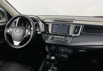 Подержанный автомобиль Toyota RAV4 2016 года (9 фото)