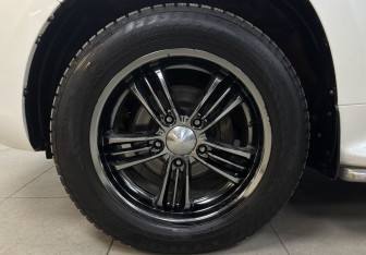 Подержанный автомобиль Toyota Land Cruiser Suv 2014 года (9 фото)