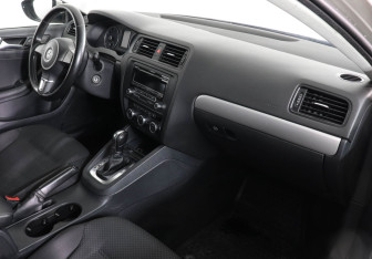Подержанный автомобиль Volkswagen Jetta Sedan 2012 года (10 фото)