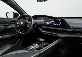 Подержанный автомобиль Changan UNI-V 2023 года (10 фото)