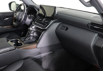 Подержанный автомобиль Toyota Land Cruiser Suv 2022 года (10 фото)