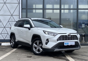 Подержанный автомобиль Toyota RAV4 2019 года (3 фото)