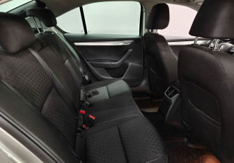 Подержанный автомобиль Skoda Octavia Liftback 2016 года (13 фото)