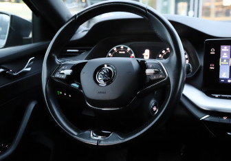 Подержанный автомобиль Skoda Octavia Liftback 2022 года (14 фото)