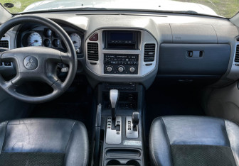Подержанный автомобиль Mitsubishi Pajero 2006 года (11 фото)