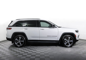 Подержанный автомобиль Jeep Grand Cherokee 2023 года (4 фото)