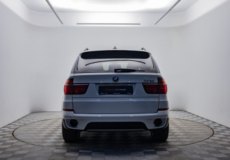 Подержанный автомобиль BMW X5 2010 года (6 фото)