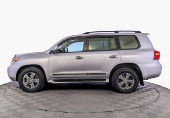 Подержанный автомобиль Toyota Land Cruiser Suv 2013 года (8 фото)
