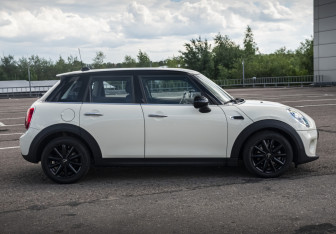 Подержанный автомобиль MINI Hatch 2019 года (4 фото)