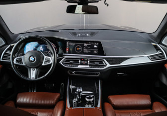 Подержанный автомобиль BMW X7 2021 года (17 фото)