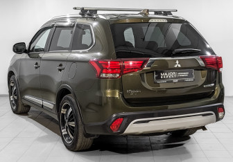 Подержанный автомобиль Mitsubishi Outlander 2020 года (7 фото)