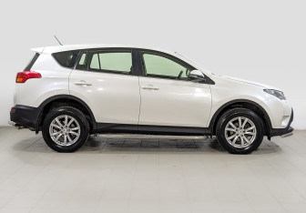 Подержанный автомобиль Toyota RAV4 2013 года (4 фото)
