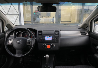 Подержанный автомобиль Nissan Tiida Hatchback 2013 года (11 фото)