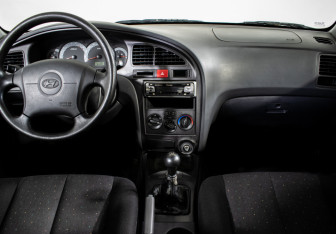 Подержанный автомобиль Hyundai Elantra Sedan 2003 года (11 фото)
