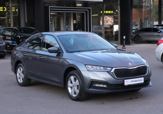 Подержанный автомобиль Skoda Octavia Liftback 2021 года (3 фото)