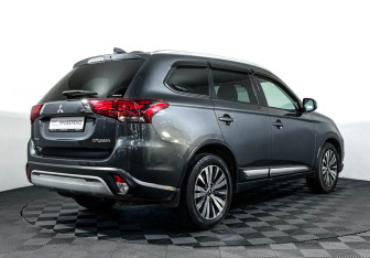 Подержанный автомобиль Mitsubishi Outlander 2018 года (5 фото)