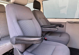 Подержанный автомобиль Volkswagen Transporter Minivan 2013 года (11 фото)