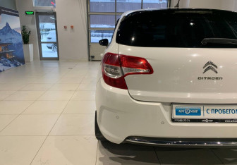 Подержанный автомобиль Citroen C4 Hatchback 2011 года (8 фото)