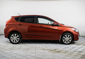 Подержанный автомобиль Hyundai Solaris Hatchback 2011 года (4 фото)