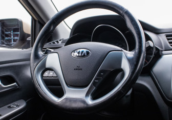 Подержанный автомобиль Kia Rio Hatchback 2015 года (15 фото)
