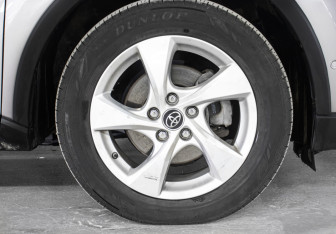 Подержанный автомобиль Toyota C-HR 2019 года (25 фото)