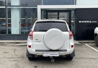 Подержанный автомобиль Toyota RAV4 2012 года (6 фото)