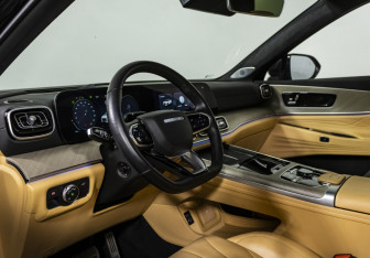 Подержанный автомобиль Jaecoo J8 2024 года (10 фото)