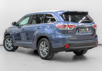 Подержанный автомобиль Toyota Highlander 2014 года (7 фото)