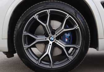 Подержанный автомобиль BMW X5 2022 года (21 фото)