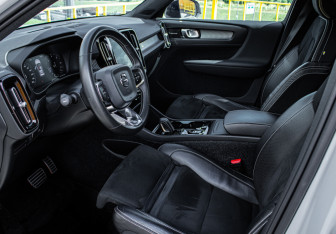 Подержанный автомобиль Volvo XC40 2019 года (14 фото)