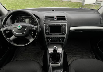 Подержанный автомобиль Skoda Octavia Liftback 2012 года (12 фото)