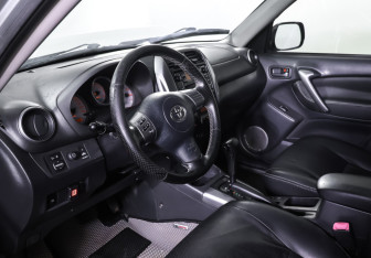 Подержанный автомобиль Toyota RAV4 2004 года (15 фото)