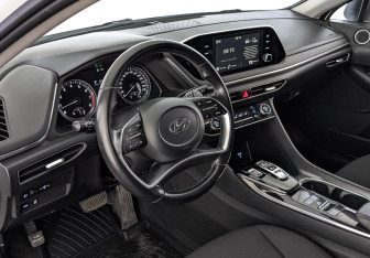 Подержанный автомобиль Hyundai Sonata 2021 года (15 фото)